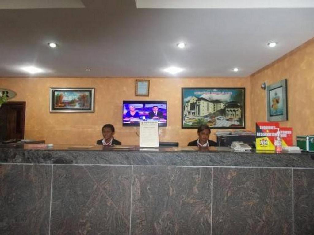 Newton Hotels Limited Оуери Екстериор снимка