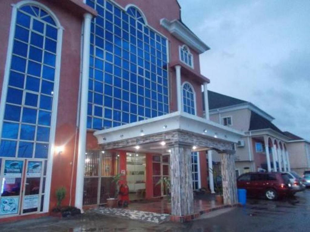 Newton Hotels Limited Оуери Екстериор снимка